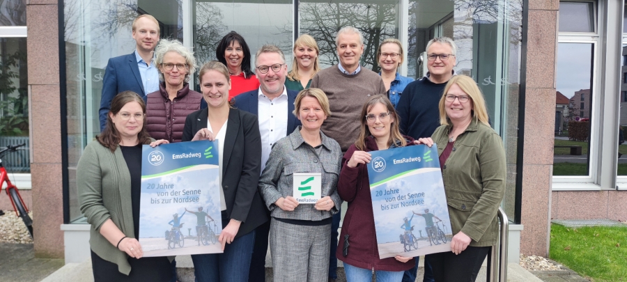Die Interessengemeinschaft EmsRadweg läutet das Jubiläumsjahr ein: (hinten v.l.) Cornelius Hindersmann, Kreis Steinfurt; Anja Veith, Kreis Paderborn; Meike Lippegaus, Geschäftsstelle EmsRadweg; Carmen Müller, pro Wirtschaft GT GmbH; (mittig v.l.) Ulrike Wellige, Geschäftsstelle EmsRadweg; Thomas Westhof, Gemeinde Hövelhof; Uwe Carli, Gesellschaft zur Förderung des Emsland Tourismus mbH; Kurt Radke, Touristik GmbH Südliches Ostfriesland; (vorne v.l.) Insa Wutschke, Touristik GmbH Südliches Ostfriesland; Martje Merten, Wirtschaftsförderung und Stadtmarketing der Stadt Emden GmbH; Kirsten Weßling, Kreis Steinfurt; Christine Schneide, Kreis Warendorf; Kerstin Clev, Münsterland e.V.
